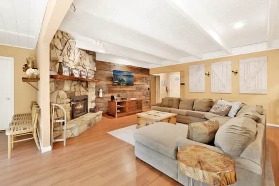 1651-Cozy up to Summit
