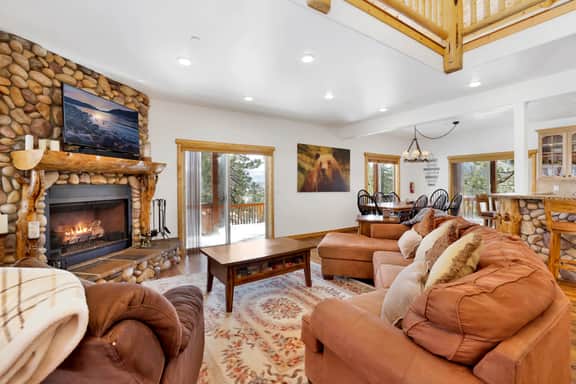 2261-Cozy Lakeview Hideaway