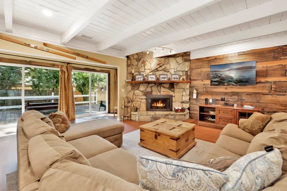1651-Cozy up to Summit